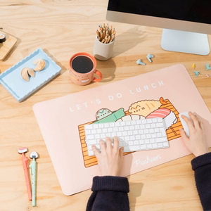 Pusheen Sushi Roll XXL PU ādas spēļu un galda paklājs, 60 × 35 cm