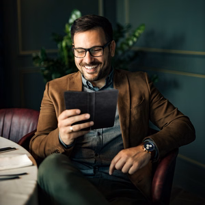 Universālais viedtālruņa apvalks knygas stila izmēra M SAMSUNG S21 / NOTE / NOTE 2 / NOTE 3 / S10 / HUAWEI P30 Lite / P9 / P9 Lite / SONY XPERIA Z3 / Z4 / Z5 melns