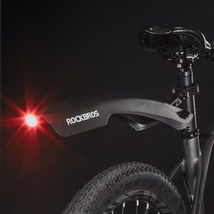 Rockbros DNB8001 dubļusargs ar sarkanu LED gaismu - melns