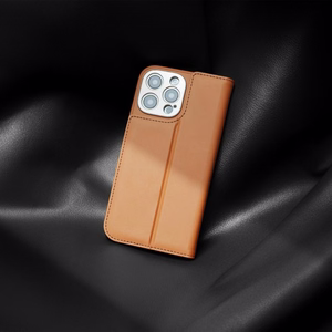Moshi Overture MagSafe vāciņš ierīcei iPhone 16 Pro, ar noņemamu vegāniskās ādas maku, “Caramel Brown” krāsā