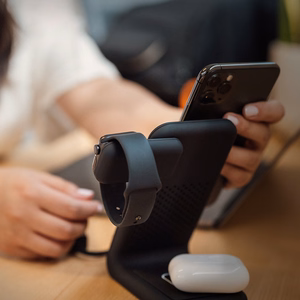 STM ChargeTree Swing 3-in-1 uzlādes stacija tālrunim, AirPods un Apple Watch, melna