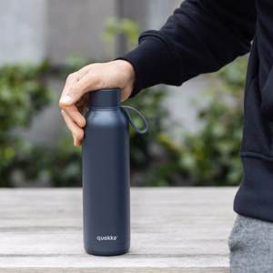 Quokka Solid With Strap nerūsējošā tērauda termopudele ar siksniņu, 630 ml, Slānekļa krāsā