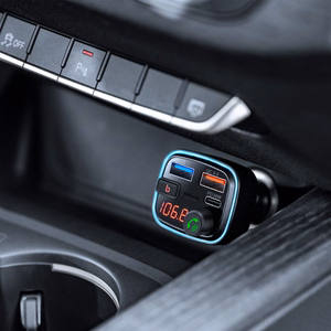 Automašīnas FM raidītājs ar Bluetooth, 2 USB portiem un USB-C