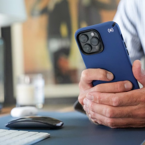 Speck Presidio2 Pro vāciņš ierīcei iPhone 15 Plus / 14 Plus, ar Microban pretmikrobu aizsardzību, “Coastal Blue / Black / White” krāsu kombinācija