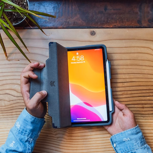 STM Dux Plus - izturīgs maciņš priekš iPad 11" (2025) / 10.9" (2022) MIL-STD-810G ar Apple Pencil turētāju (melns) EDU/COM versija