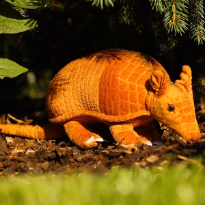 Rappa videi draudzīga reālistiska plīša rotaļlieta – bruņnesis, 28 cm