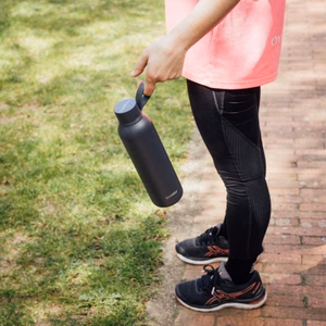 Quokka Solid With Strap nerūsējošā tērauda termopudele ar siksniņu, 630 ml, Slānekļa krāsā