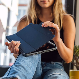 STM Dux Plus - izturīgs maciņš priekš iPad 11" (2025) / 10.9" (2022) MIL-STD-810G ar Apple Pencil turētāju (melns) EDU/COM versija