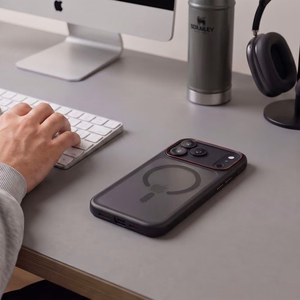 Tech-Protect MagCam MagSafe maciņš, paredzēts iPhone 18 Pro Max / 17 Pro Max, matēti melns un sarkans