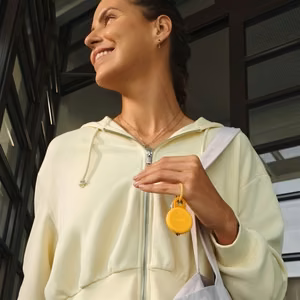 Chipolo LOOP – uzlādējams Bluetooth izsekotājs ar silikona cilpu iOS & Android, Honey