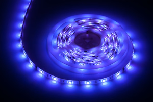 Apgaismojuma komplekts ar 5050 SMD LED lenti (150 LED), barošanas bloku un krāsu kontrolieri