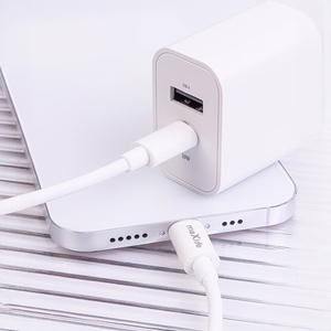 Maxlife MXTC-06-20AC PD QC lādētājs 1x USB-C 1x USB 20W balts + USB-C - Lightning kabelis 20W