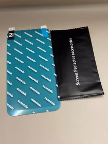 Hibrīda stikls 9H MONSTELO priekš iPhone 15 + Montāžas komplekts 5 gab.