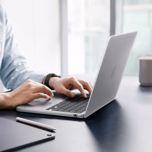 Spigen AirSkin aizsargapvalks MacBook Air 13" 2023 / 2024 / 2025 / 2026 – caurspīdīgs