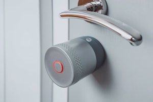 Yale Linus Smart Lock L2 Lite - viedā durvju slēdzene sudrabs