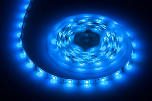 Apgaismojuma komplekts ar 5050 SMD LED lenti (150 LED), barošanas bloku un krāsu kontrolieri