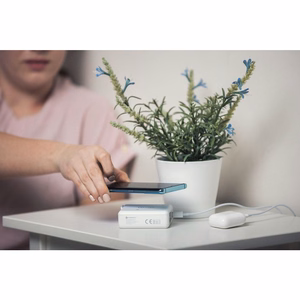 FORCELL F-ENERGY daudzfunkcionālais lādētājs 15W 4in1 ar USB/USB-C pieslēgvietu, portatīvo lādētāju 8000mAh un bezvadu uzlādi