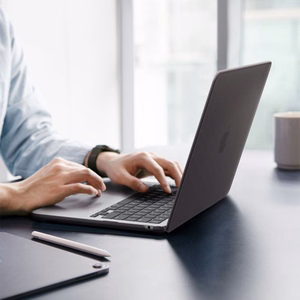Spigen AirSkin aizsargapvalks MacBook Air 13" 2023 / 2024 / 2025 / 2026 – daļēji caurspīdīgs