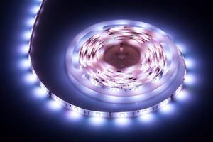 Apgaismojuma komplekts ar 5050 SMD LED lenti (150 LED), barošanas bloku un krāsu kontrolieri
