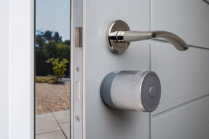 Yale Linus Smart Lock L2 Lite - viedā durvju slēdzene sudrabs