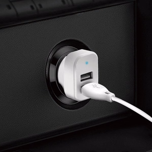 Dudao automašīnas komplekts lādētājs 2x USB 2.4A + kabelis USB 3in1 Lightning / Type C / micro USB kabelis balts (R7 balts)