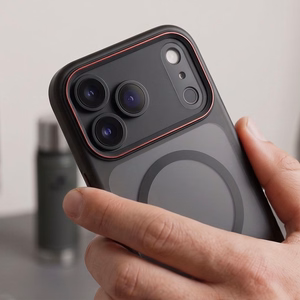Tech-Protect MagCam MagSafe maciņš, paredzēts iPhone 18 Pro Max / 17 Pro Max, matēti melns un sarkans