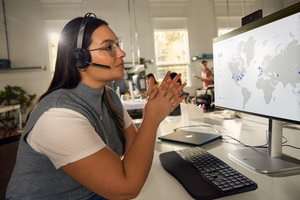 HP Poly Voyager Focus 2-M USB-C-C austiņas USB-C/A adapteris uzlādes statīvs