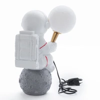 Mēness galda lampa ASTRONAUTS sēdošs Art Deco (modelis 4) AMTL