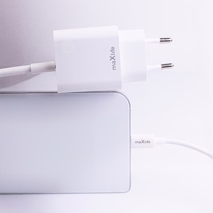 Maxlife MXTC-06-20AC PD QC lādētājs 1x USB-C 1x USB 20W balts + USB-C - Lightning kabelis 20W