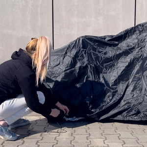 Melns ūdensizturīgs L izmēra pārsegs grilam, velosipēdam un skrejritenim