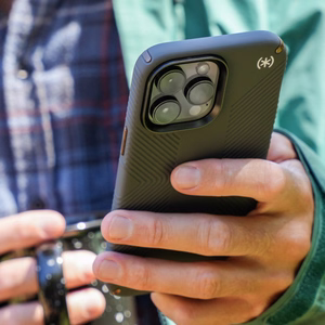 Speck Presidio2 Grip vāciņš ierīcei iPhone 15 Plus / 14 Plus, ar neslīdošu satvērienu, “Charcoal / Cool Bronze / Slate” krāsu kombinācija