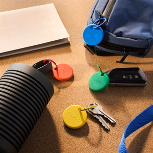 Chipolo POP Bluetooth priekšmetu meklētāju komplekts ar nomaināmām baterijām iOS un Android ierīcēm, 4 gab. (sarkans, zils, dzeltens un zaļš)
