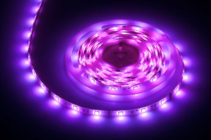 Apgaismojuma komplekts ar 5050 SMD LED lenti (150 LED), barošanas bloku un krāsu kontrolieri
