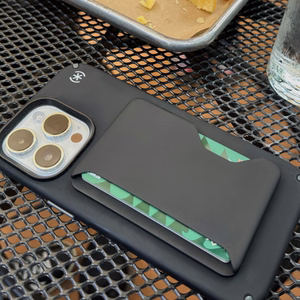 Speck ClickLock magnētiskais maks MagSafe sistēmai, “Pale Oak / Dark Umber” krāsā