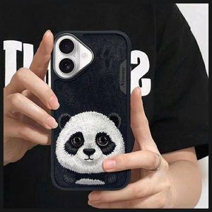 Nimmy Big Eyed Pet 2.0 Panda Viedtālruņa apvalks priekš iPhone 16 - melns