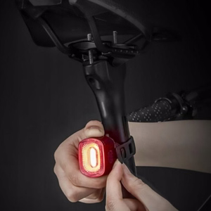 Rockbros Q2S LED aizmugurējais velosipēda lukturis ar Smart Stop System + USB-C - USB-A kabelis - melns