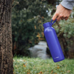 Quokka Solid With Strap nerūsējošā tērauda termopudele ar siksniņu, 630 ml, Krēslas zila