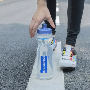 Rockbros 750 ml velosipēda pudele - caurspīdīga ar zilu iemuti