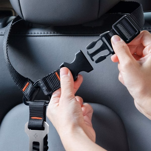 SPIGEN PS100 UNIVERSAL CAR SEAT BELT HOLDER FOR PETS melns