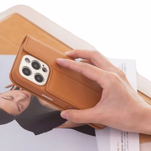 Moshi Overture MagSafe vāciņš ierīcei iPhone 16 Pro, ar noņemamu vegāniskās ādas maku, “Caramel Brown” krāsā