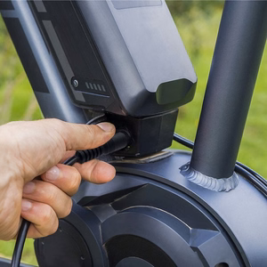 Qoltec 50760 – elektriskā velosipēda akumulatora lādētājs, 36 V / 42 V, 2 A, 5.5×2.1 mm savienotājs