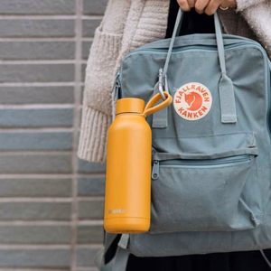 Quokka Solid With Strap nerūsējošā tērauda termopudele, 510 ml, Mustard