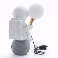 Mēness galda lampa ASTRONAUTS sēdošs Art Deco (modelis 4) AMTL