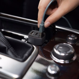 Nillkin Celerity 32 W automašīnas lādētājs ar 2 USB-A un 1 USB-C pieslēgvietu, sudraba krāsā