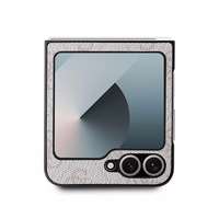 Guess Ādas 4G Metāla Logotips Viedtālruņa apvalks Samsung Galaxy Z Flip 6 - Rozā