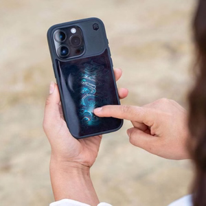 STM Reveal Warm MagSafe vāciņš ierīcei iPhone 15 Pro Max, “Black Realm” krāsā