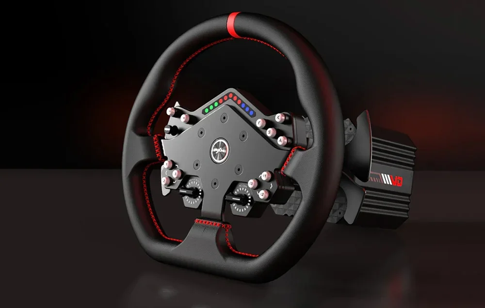 PXN stūre ar krāsainu LED displeju augšpusē, daudzām pogām un analogajiem vadības regulatoriem centrālajā panelī