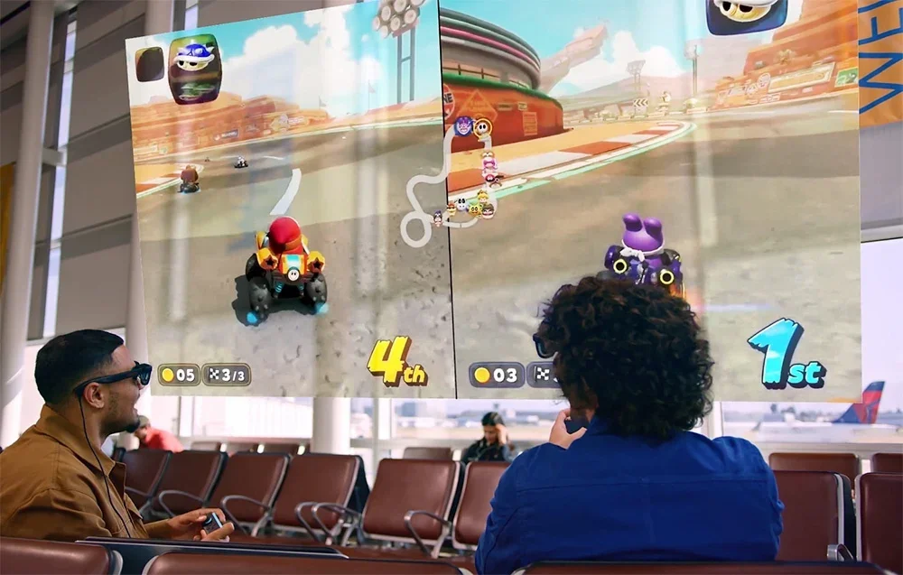 Divi vīrieši ar XR brillēm spēlē automašīnu sacīkstes uz liela ekrāna