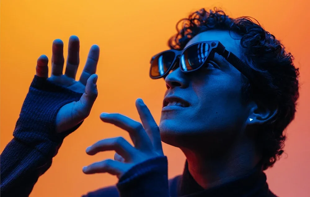 Cilvēks izmanto XR brilles uz oranža fona