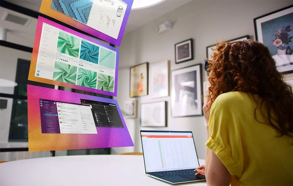 Sieviete strādā pie galda ar klēpjdatoru un XR brillēm